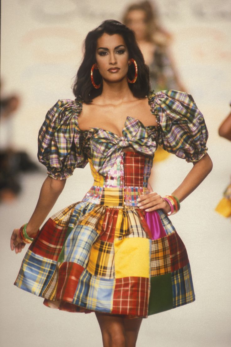 Yasmeen Ghauri / Oscar de La Renta Runway Show S/S 1992 Yasmeen Ghauri, Model Runway, 90s Runway Fashion, Runway Fashion Couture, Vintage Runway, Mode Vintage, 80s Fashion, 70s Fashion, Couture Fashion