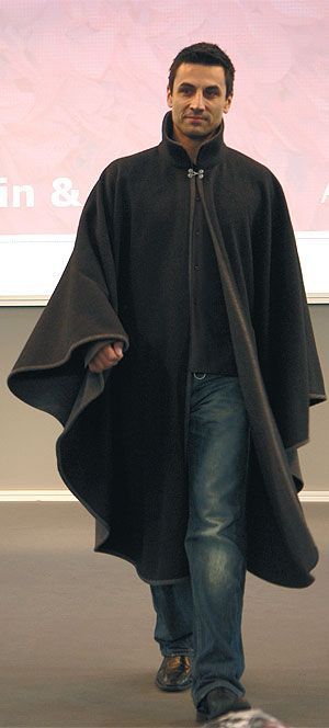 Mens Cape, Poncho Men, Mens Poncho, Bohemian Style Men, Cape Designs, Poncho Cape, Men Style Tips, International Fashion, Fantasy Fashion