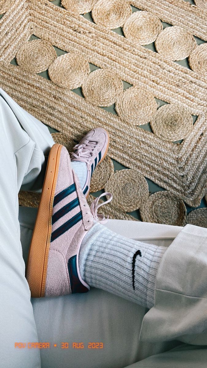 Adidas handball spezial pink shoe inspo Adidas Handball Spezial Pink, Adidas Spezial Pink Outfit, Adidas Handball Spezial Outfit, Adidas Outfit Women, Adidas Handball Spezial, Adidas Handball, Colorful Outfits, Adidas Spezial, Shoe Inspo