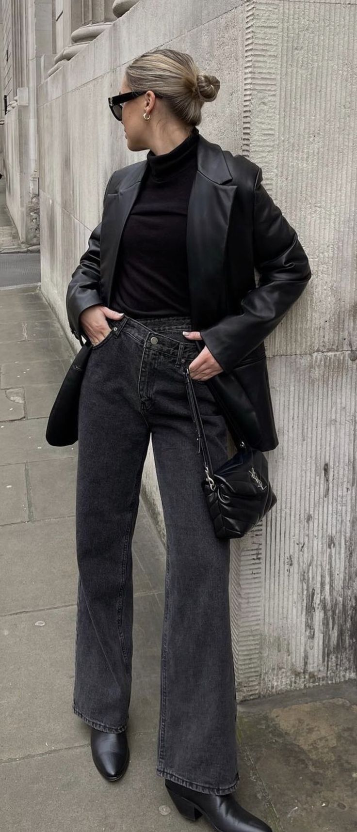 Jeans Stilettos Outfit, Styling Black Jacket, Chic Black Jeans Outfit, Black Jeans Outfit Chic, Outfit With Black Jeans Winter, Oversized Black Jeans Outfit, Black Denim On Denim, Black Acid Wash Jeans Outfit, Washed Black Jeans Outfit