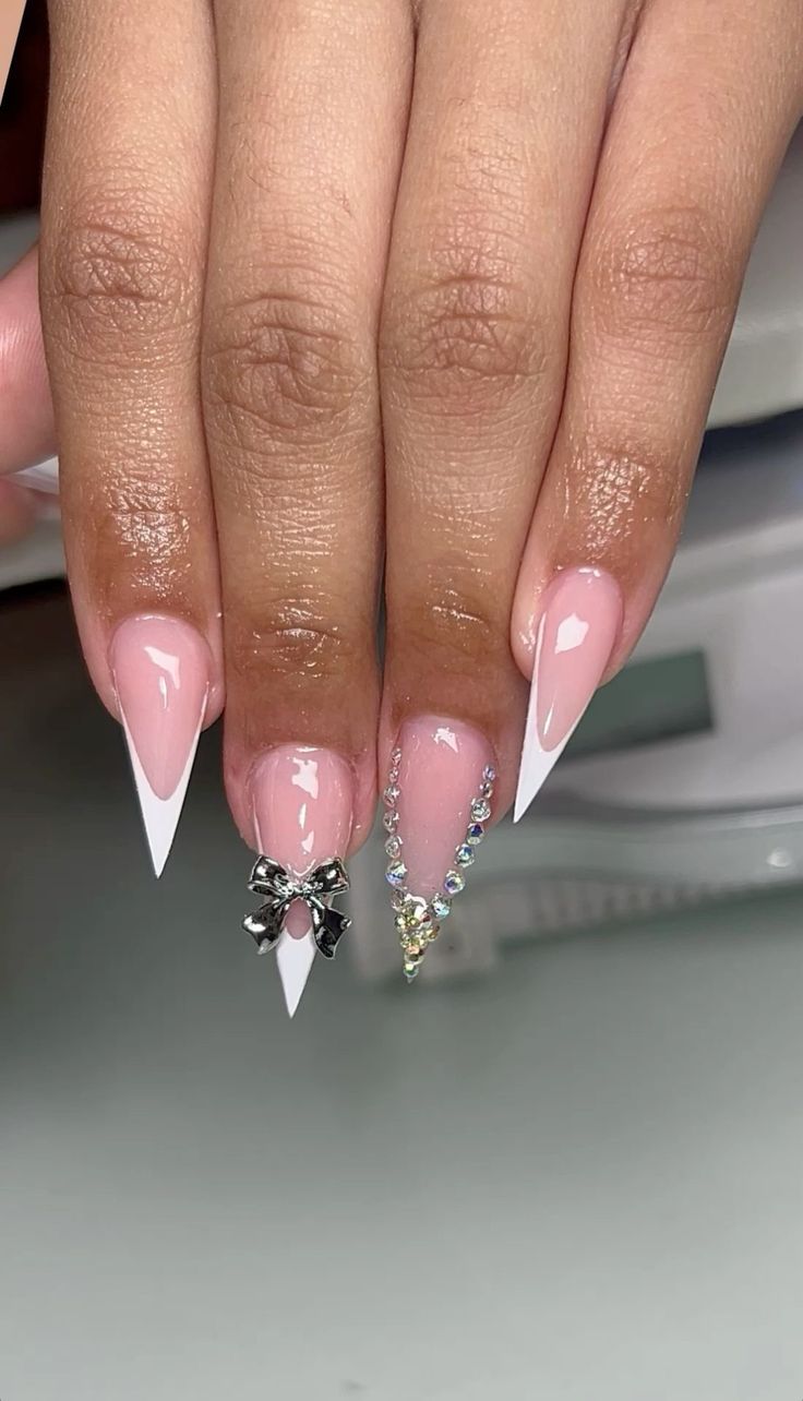 Simple Stiletto Nail Designs, Stilleto Nail Idea Short, Medium Stilleto Nail Design, Medium Stiletto Nails Designs, Stiletto Nails Black Women, Medium Stiletto Acrylic Nails, French Tip Freestyle, Acrylic Nails Black Women, Short Stiletto Nails Designs