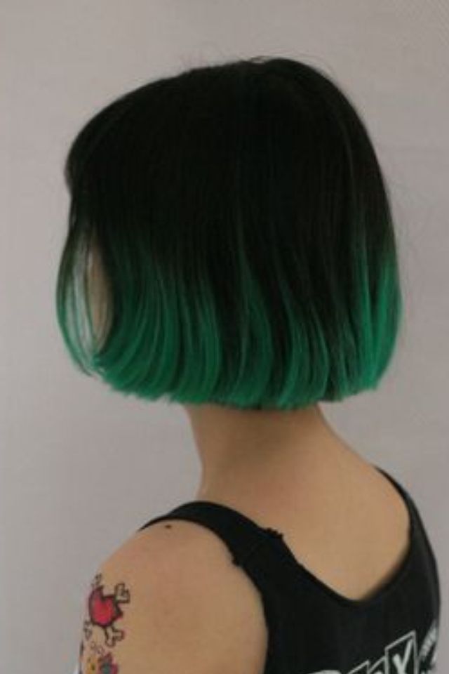 Hair Dye Ideas Straight Hair, Black And Green Short Hair, Short Hair With Green Underneath, Hairdye Ideas Green, Dark Green Short Hair, Hair Dye Colors For Short Hair, Hair Dye Ideas Green, Hair Color Ideas Green, Green Dyed Hair Short