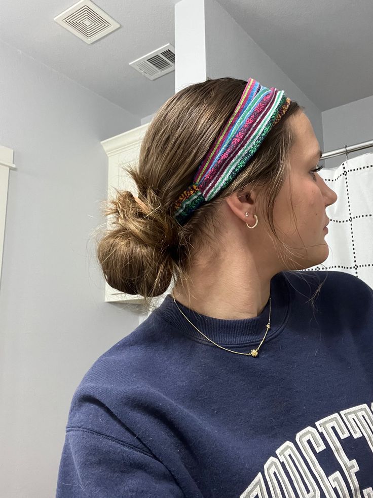 messy low bun, headband hair style Headband Low Bun, Sports Headbands Hairstyles, Updos With Headbands, Boho Bandeau Hairstyles, Low Bun With Headband, 90s Headbands, Headband Hairstyles Updo, Bun With Headband, Cute Headband Hairstyles