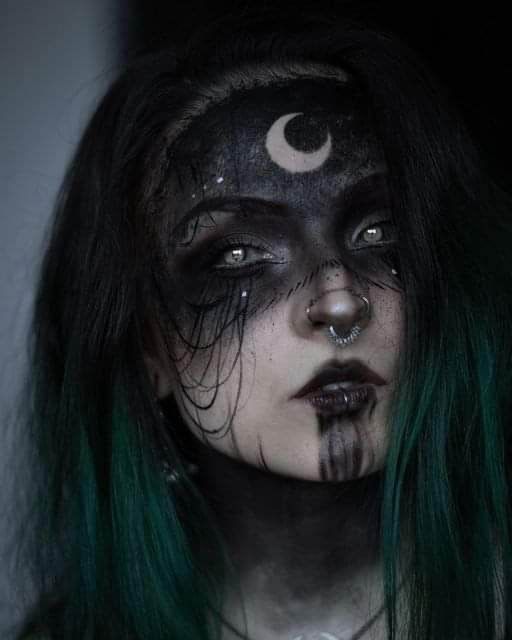 Dnd Character Cosplay, Seer Makeup, Eyes Drawing Creepy, Dark Fae Costume, Dnd Makeup, Viking Makeup, Witchy Makeup, Demon Makeup, Halloween Makeup Witch