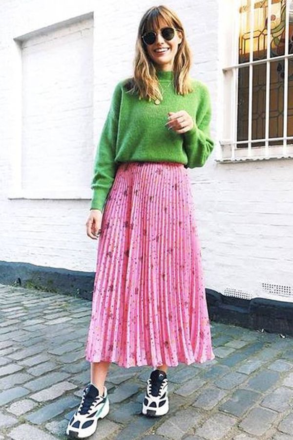 Jumper And Skirt, Pink Skirt Outfits, Mode Hippie, Mode Inspo, Colourful Outfits, Look Casual, Green Sweater, Mode Inspiration, Outfits Casuales