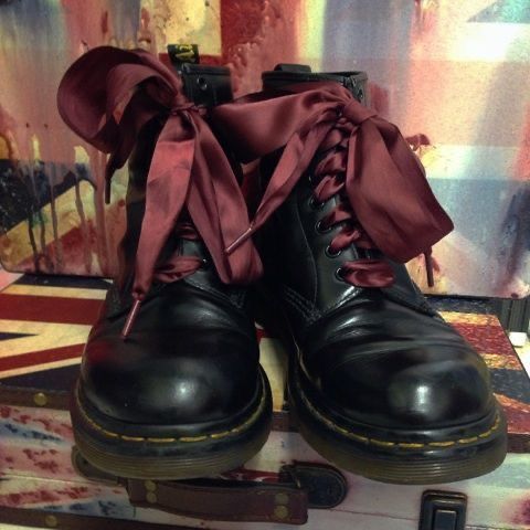 Doc Martens Outfit, Ribbon Laces, Live In Style, New Rock, Black Mamba, Doc Martens, Dr. Martens Boots, Dr. Martens, Cute Shoes