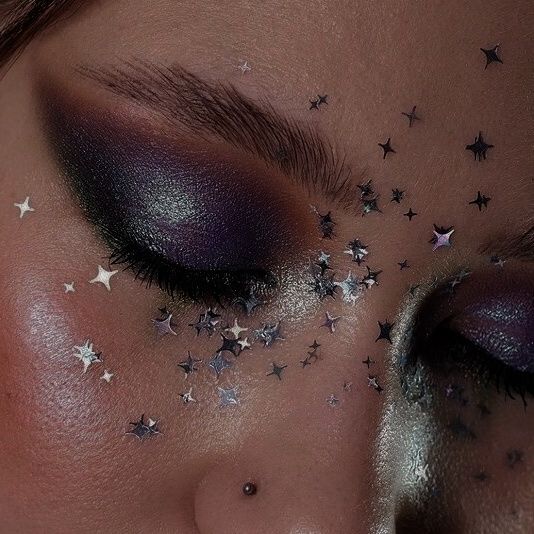 Star Prom Makeup, Night Themed Makeup, Glitter Witch Makeup, Star Fairy Makeup, Space Aesthetic Makeup, Feyre Makeup, Starry Eye Makeup, Goth Star Makeup, Renicansse Fair Makeup