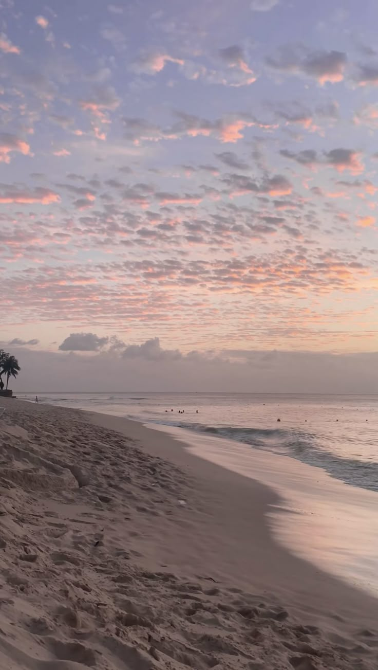 Pink Ocean Wallpaper, Purple Sunsets, Beach Aesthetic Sunset, Pretty Sunsets, Beach Sunset Wallpaper, Pretty Views, Purple Sunset, Sky Pics, Sunset Sea