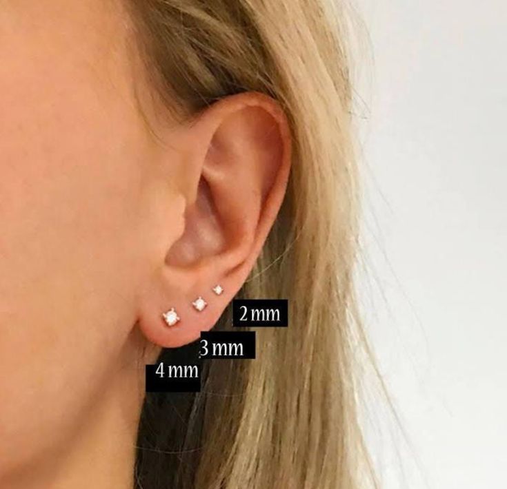 Want third piercing Triple Ear Piercing, Triple Lobe, Three Ear Piercings, Next Piercing, Cartilage Helix Piercing, Sweet Sixteen Gifts, Earrings Piercings, Earrings Sets, Earring Inspo