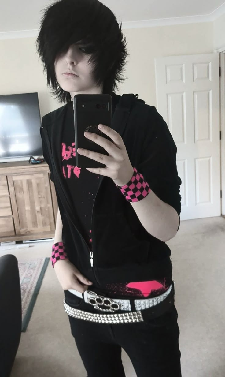 Emo Aesthetic Background, 2005 Emo, Emo Person, Scene Men, 200s Emo, Scene Outfits 2000s Men, Emo Outfits 2000s Men, Masc Scene Hair, Emo 2000