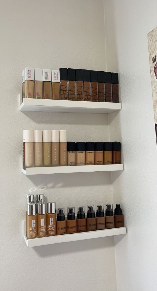 Makeup Room Aesthetic Ideas, Esthetician Makeup Room, Makeup Room Professional, Mua Studio Ideas, Makeup Studio Inspiration, Professional Makeup Vanity, Beauty Room In House, Small Makeup Studio Interior Design, Mini Makeup Studio At Home