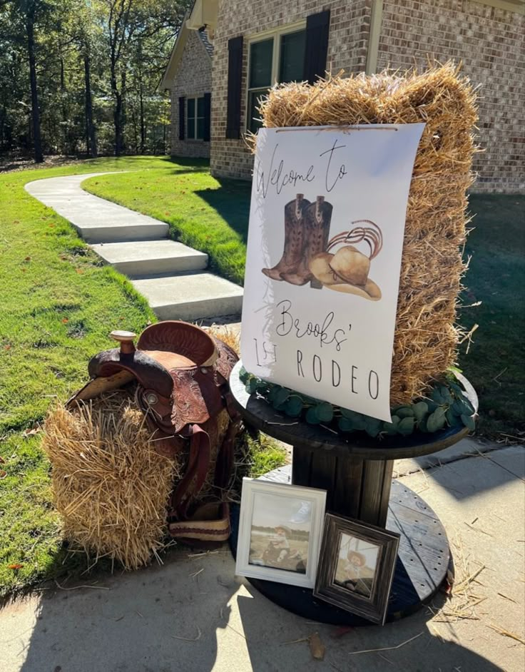 there is a sign that says welcome to the rodeo on display in front of a house