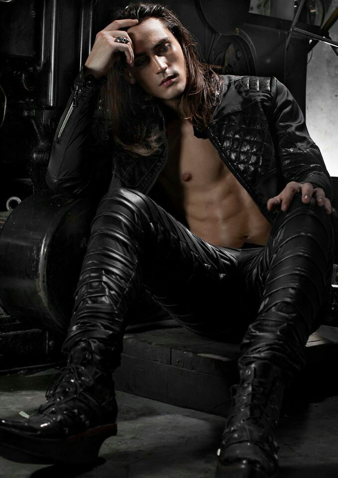 Hot diggity dog. Goth Male, Goth Guy, Goth Guys, Gothic Men, Goth Model, Long Hair Styles Men, Leather Outfit, Male Models, Male Model