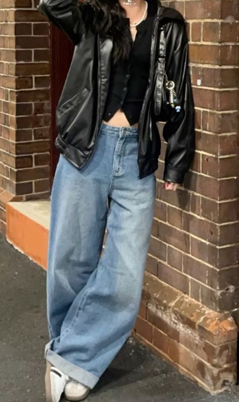 Outfits With Dress Pants, Outfit With Bootcut Jeans, Citycore Aesthetic Outfits, Vintage 90s Aesthetic Outfits, Long Leather Jacket Outfit, Jumpsuit Outfit Ideas, Street Style Outfits Casual, Look Classy, Uni Outfits