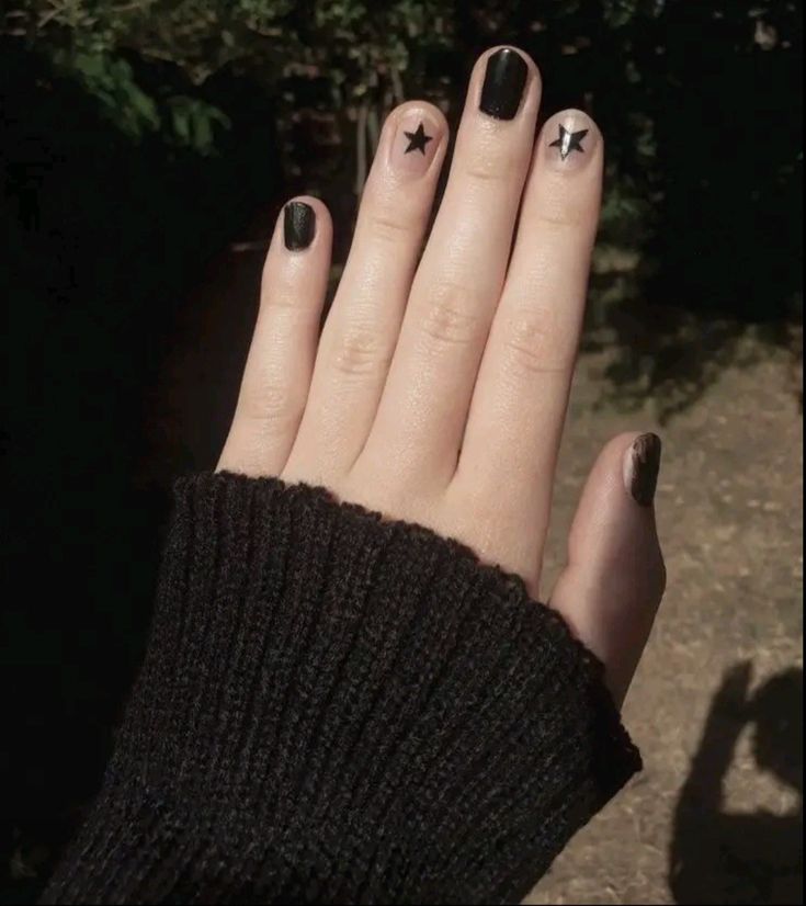 Black Nail Astetic, Black Nail Designs Short Oval, Nail Designs For Short Nails Black, Simple Short Goth Nails, Black Jelly Nails Short, Aesthetic Nails Stars, Nail Star Ideas, Fine Line Nail Designs, Nails Ideas With Stars