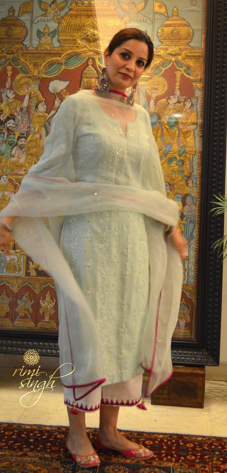 Handloom Churidar Designs, White Suit Designs Indian Style, Daily Suits Indian, White Chikankari Kurta Styling, White Kurti Outfit, Chikankari Salwar Suit, Cotton Punjabi Suits, Bollywood Kurti, White Anarkali Suits