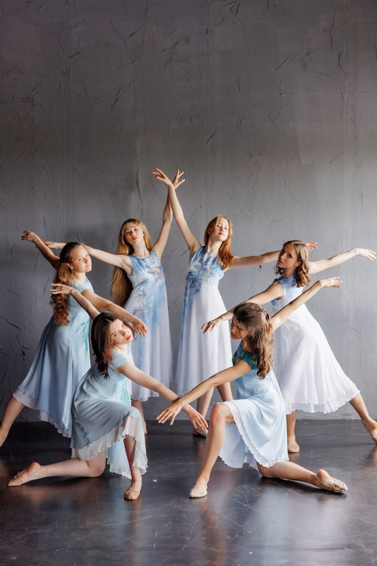 Contemporary Poses Dancers, Ballet Group Poses, Acro Dance Poses, Dance Group Photos, Dance Group Photography, Group Dance Poses, Dance Formations, Dance Team Photography, Dance Pose Ideas