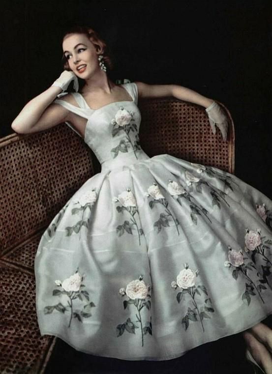 1950s Fashion                                        1956 Givenchy dress with hand applied bouquet detail Givenchy Dress, Robes Vintage, 파티 드레스, Look Retro, Fashion 1950s, 50 Style, Retro Mode, Vintage Couture, Vestidos Vintage