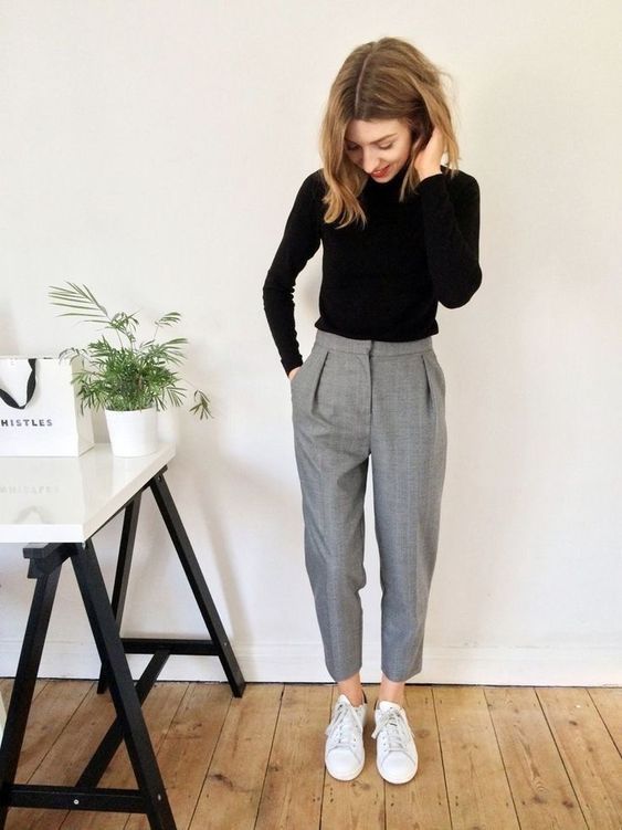 15 grey cropped pants, white sneakers, a black turtleneck are all you need for a comfy casual work look - Styleoholic Vinter Mode Outfits, Outfit Chic, Business Casual Outfits For Women, Foto Tips, Casual Styles, Summer Work Outfits, Womens Business Casual, Quick Outfits, Casual Work Outfit