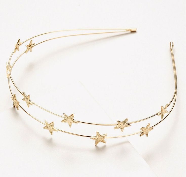 The Mariella-Joy Starry Headband ⇨ So beautiful, simple, yet sophisticated ⇨COLORS ~ Gold  ~Silver  **Available in both double and single layers ** Size* ~14 1/2" inch in "circumference " ~Roughly 5" inches in diameter  ⇨ PROCESSING & SHIPPING TIMES: 3-5 Business days via USPS First Class Mail in total. ⇨ GIFT: If you want to ship directly to the gift recipient, feel free to message me or leave a comment in the comment section or your order! ☺ ⇨ FOLLOW US ON INSTAGRAM FOR 10% OFF ⇨If you have an Simple Headbands, Rose Headband, Star Headband, Gold Headband, Cute Headbands, Pearl Hair Clip, Crown Headband, Boutique Accessories, Turbans