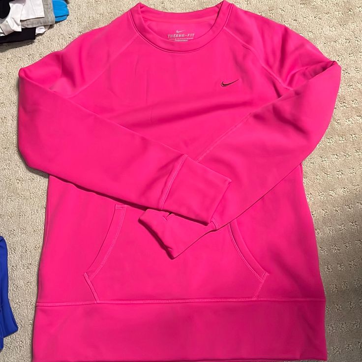 Nwt Therma Fit Nike Pullover Bright Pink. Nike Winter Workout Tops, Nike Workout Tops For Winter, Winter Workout Nike Tops, Nike Workout Tops With Ribbed Cuffs, Nike Pink Winter Tops, Pink Nike Tops For Winter, Nike Tops Women, Nike Women Sweatshirt, Nike Pullover