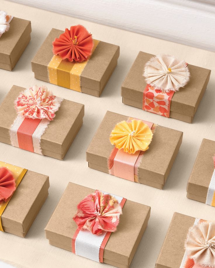 there are many small boxes with bows on them