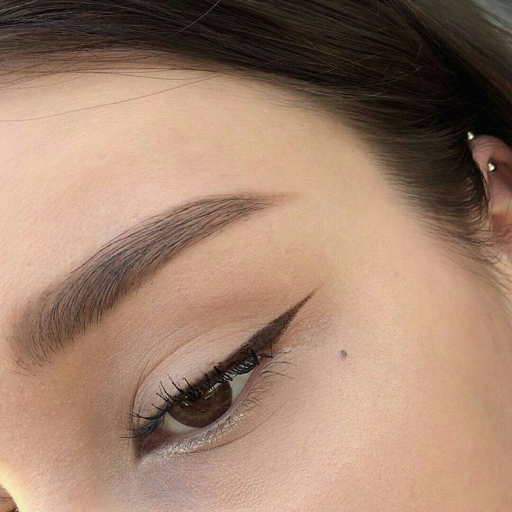 How To Make Straight Brows, Straight Eyebrows With Soft Arch, Strait Eyebrows, Straight Upward Eyebrows, Perfect Eyebrows Aesthetic, Light Eyebrows Makeup, Thick Straight Eyebrows, Straight Eyebrows Aesthetic, Cejas Aesthetic