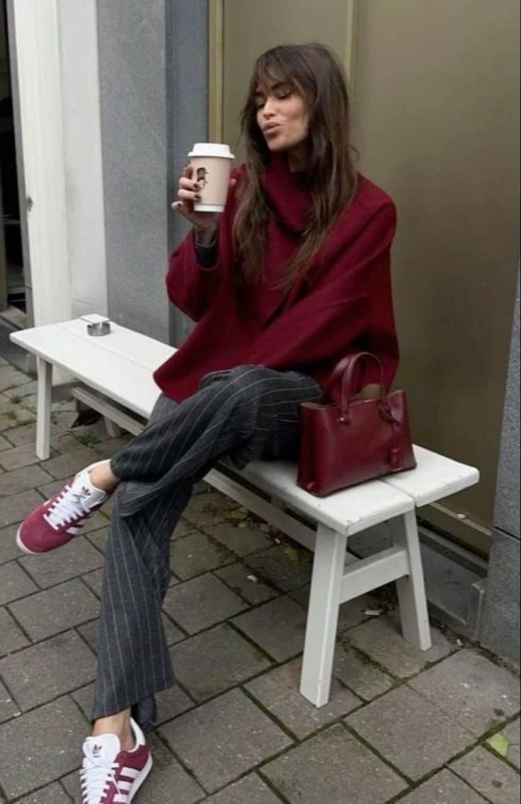 Burgundy Outfit, Fest Outfits, Skandinavian Fashion, Red Purse, Mode Casual, Trendy Fall Outfits, Looks Street Style, Woolen Coat, 가을 패션