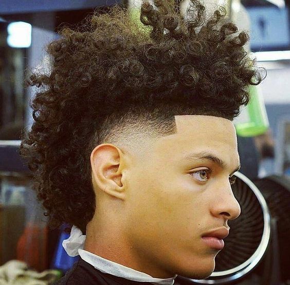 A shaggy frohawk hairstyle for men matched with a taper fade Dominican Hairstyles, Frohawk Fade, Boys Haircuts Curly Hair, Dominican Hair, Mohawk Hairstyles Men, Black Hair Cuts, Curly Hair Fade, Burst Fade, Boys Hair