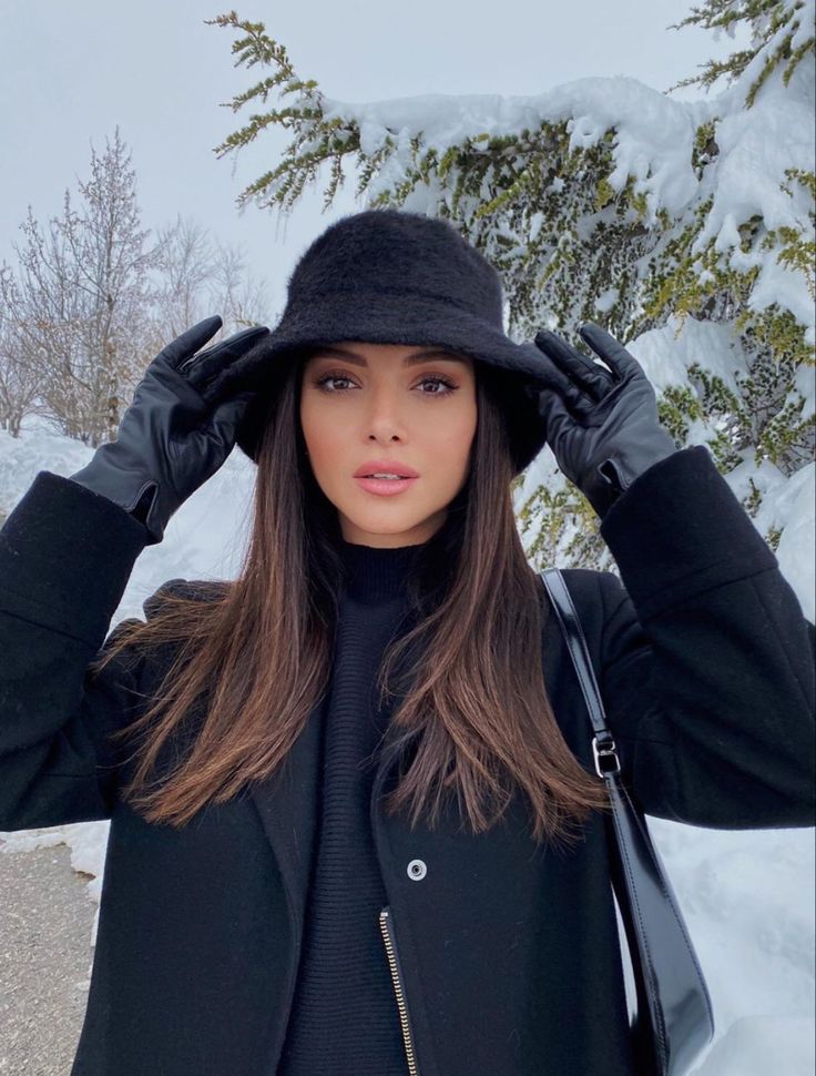 Winter Hats Women, Winter Hats Outfit, Winter Outfits Hat, Prada Chunky Boots, Snow Photo Ideas, Winter Hat Style, Hat Outfit Winter, Snow Hair, Winter Hat Outfit