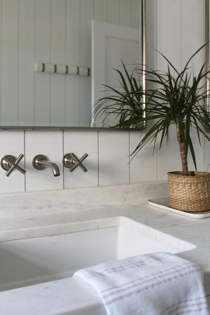 Modern Beach Cottage Bathroom beachBathroom England beaches, Beach