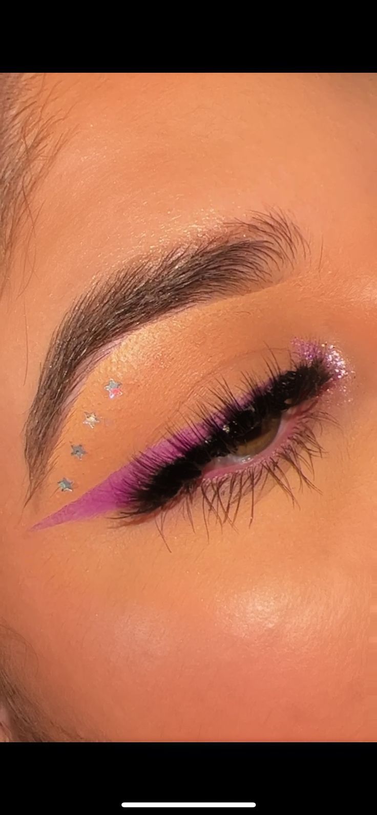 Colorful eyeliner look idea Cute Pink Eyeliner Looks, Hot Pink Eyeliner, Hot Pink Waterline Eyeliner, Pink Graphic Eyeliner Looks, Hot Pink Graphic Liner, Pink Grafic Eyeliner, Colorful Eyeliner, Pink Eyeliner, Colored Eyeliner