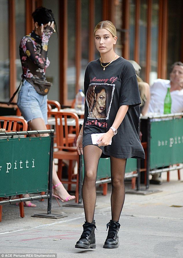 Black Gym Outfits, Big Shirt Outfits, Big Tshirt Outfit, Simple Baddie Outfits, Fishnet Stockings Outfit, Oversized Tee Outfit, Grunge Baddie, Tumblr Style, Hailey Rhode Baldwin