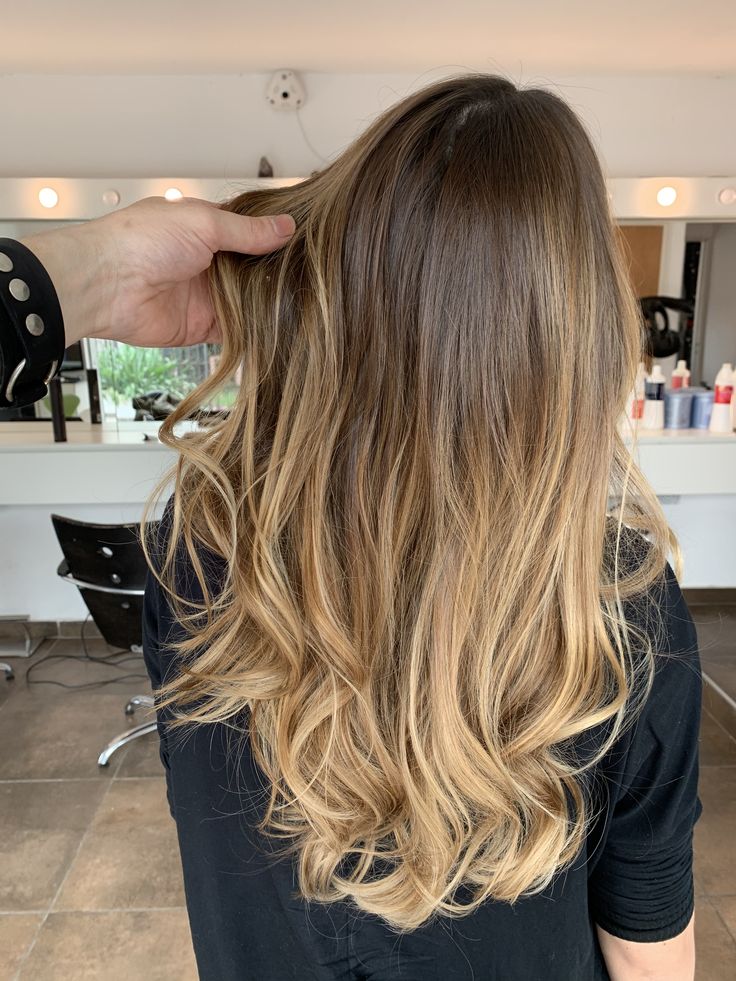 Light Brunette To Blonde Balayage Hair, Beach Blonde Balayage Dark Roots, Beach Highlights Brunette, Blonde Balayage On Dark Brown Hair, Balayage Hair Honey Blonde, Blond Hair Dark Roots, Curtain Bangs Balayage, Brunette Beach Hair, Honey Blonde Balayage On Dark Hair