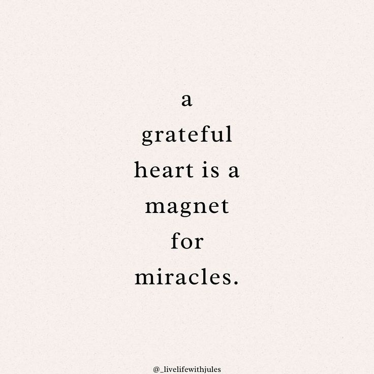 a quote that reads, a grateful heart is a magnet for miracless