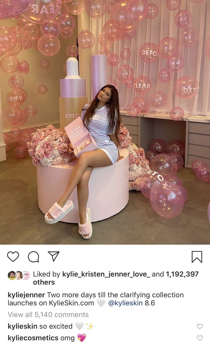 Kylie Kardashian, Event Booth Design, Anuel Aa Wallpaper, Kylie Jenner Pictures, Armani Hotel, Kylie Skin, Event Booth, Kylie J, Bachelor/bachelorette Party