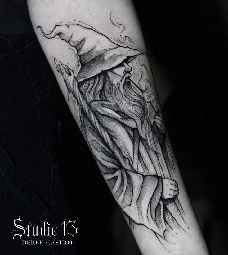 Gandalf, lord of the rings, senhor dos Anéis, mago Mens Lord Of The Rings Tattoo, Neo Traditional Lord Of The Rings Tattoo, Gandalf Tattoo Art, Lord Of The Rings Map Tattoo, Lord Of The Rings Sleeve Tattoo, Argonath Tattoo, Lord Of The Rings Tattoo Sleeve, Lord Of The Rings Tattoo Design, The Lord Of The Rings Tattoo