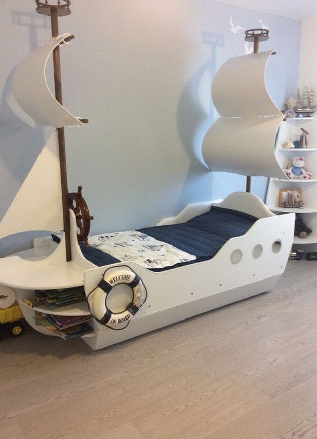 a child's bed made to look like a pirate ship is shown in this room