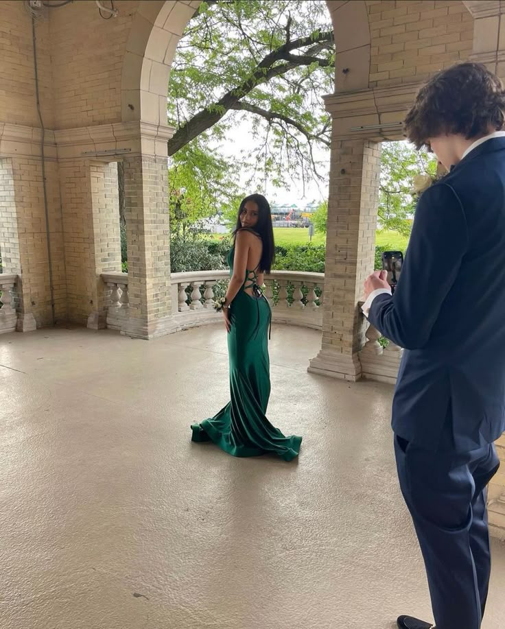 Hunter Green Prom Dress Couple, Prom Pic Inspo Solo, Emerald Green Prom Couple, Banquet Aesthetic, Prom Pics For Couples, Prom Poses Individual, Prom Emerald Green, Green Prom Couple, Individual Prom Poses