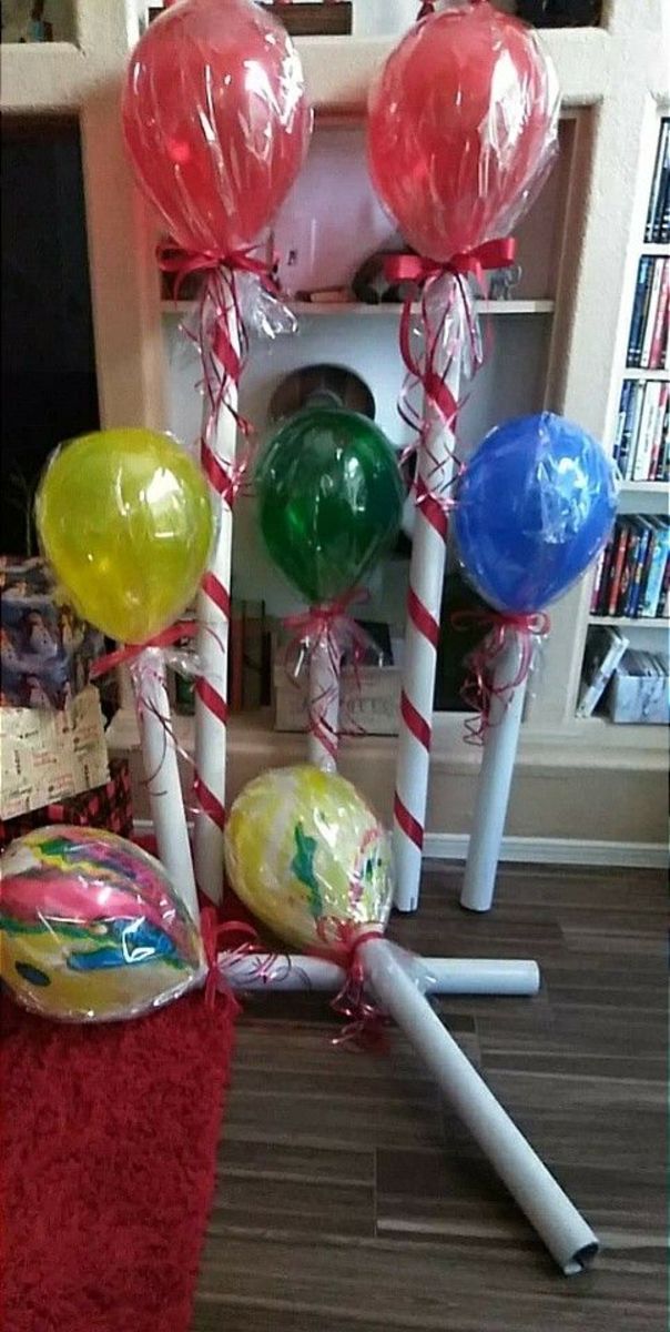 balloons are tied to poles in the living room