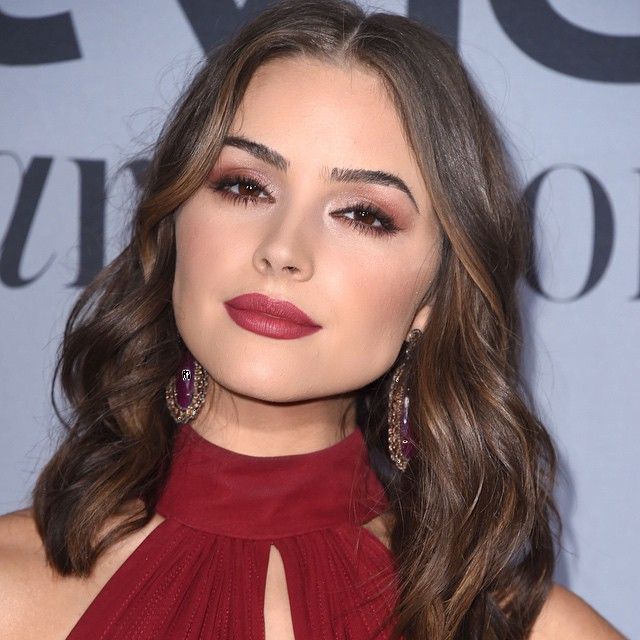 8,415 Likes, 147 Comments - Charlotte Tilbury (@ctilburymakeup) on Instagram: “The hypnotising @oliviaculpo wearing the Vintage Vamp look last night. Thank you so much for coming…” Miranda Kerr Makeup, Makeup For Burgundy Dress, Olivia Culpo Hair, Wedding Makeup Vintage, Gorgeous Wedding Makeup, Burgundy Lips, Burgundy Lipstick, Wine Colored Dresses, Wedding Makeup For Brown Eyes