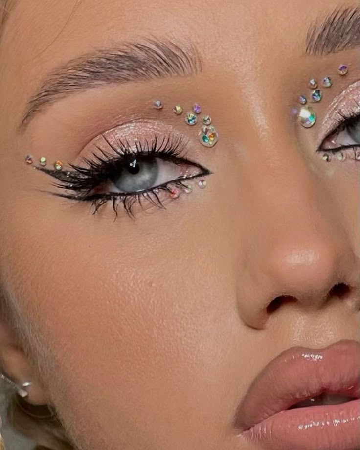 Gem Stone Makeup Rhinestones, Rhine Stone Eye Makeup, Rock Concert Makeup Ideas, Bichota Season Nails, Rine Stone Makeup, Glam Makeup Glitter, Halloween Glitter Makeup, Halloween Angel Makeup, Glitter Party Makeup