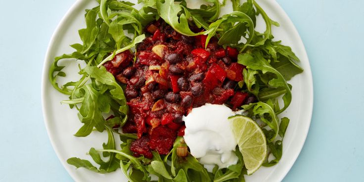 Chili goes green in this filling dish. Chili Salad, Dr Oz Recipes, Dr Oz Diet, Salad Bowl Recipes, Monday Dinner, 21 Day Meal Plan, Chicken Honey, Healthy Beans, Bean Chili Recipe