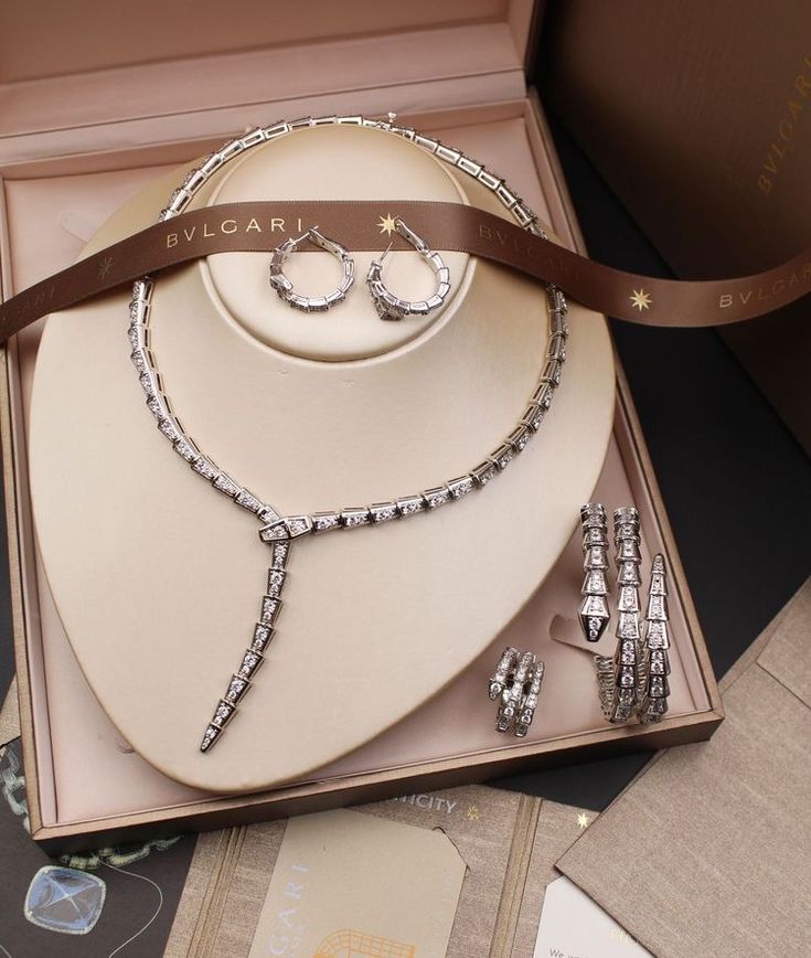 Luxury Jewelry Woman, Bulgari Jewelry Set, Bvlgari Jewelry Necklaces, Bulgari Jewelry Necklaces, Bvlgari Jewelry Set, Bulgari Necklace, Bvlgari Earrings, Jewelery Organizer, Bulgari Jewelry