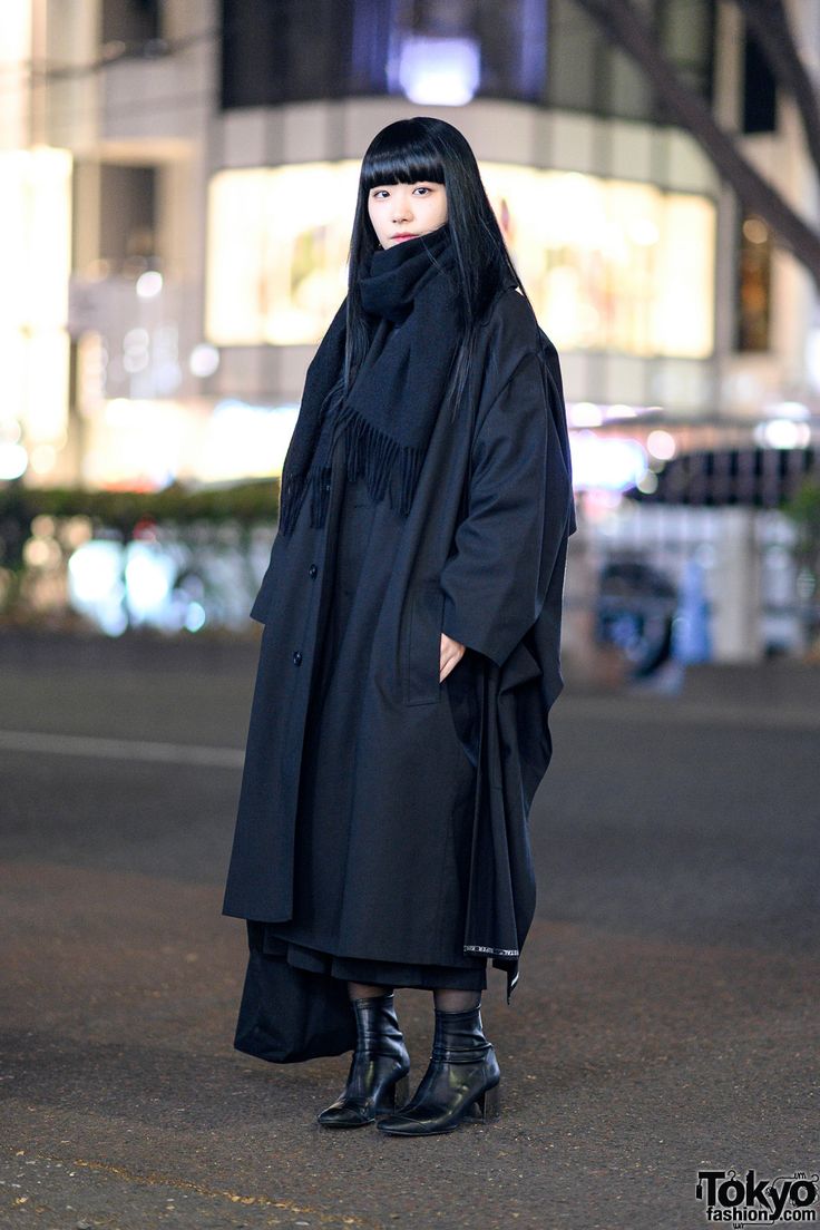 All Black Minimalist Japanese Street Style w/ Yohji Yamamoto Y’s Oversized Coat, Comme des Garcons, Heeled Boots & Tote Berlin Street Style, Japan Street Fashion, Italian Street Style, Japanese Minimalist Fashion, Rihanna Street Style, Gigi Hadid Street Style, European Street Style, Minimalist Moda, Japan Fashion Street