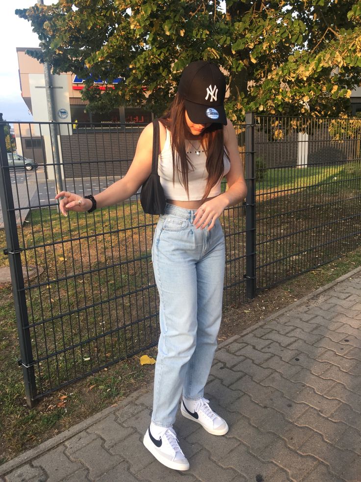 Mom Jeans Outfit Aesthetic, Outfits Con Jeans Y Tenis, Nike Blazers Outfit, Casual Oufits, Outfits Con Jeans, Mom Jeans Outfit, Nike Shoes Outfits, Outfit Mujer