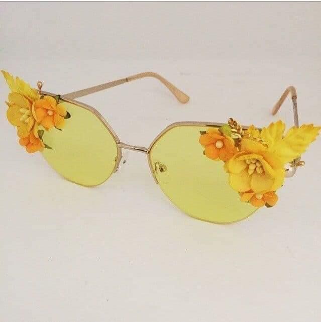 Colourful Sunglasses, Sparkly Choker, Glasses 2023, Peoples Faces, Sunglasses Yellow, Cat Eye Colors, Funky Glasses, Flower Sunglasses, Black Pouch