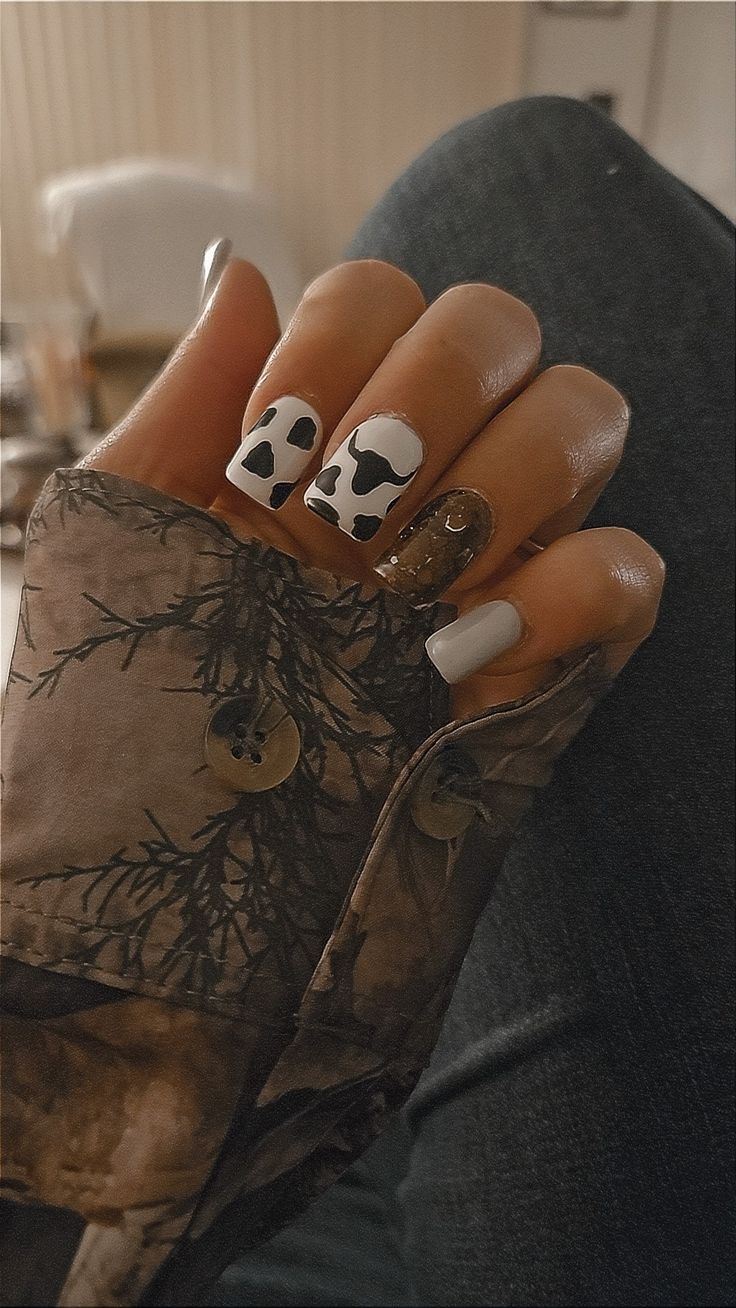 Cowgirl simple nails Simple Cow Print Nails, Christmas Cow Nails, Bull Nails, Cowgirl Nails, Rodeo Nails, Cow Print Nails, Cow Skull Decor, Cowboy Nails, Western Nails