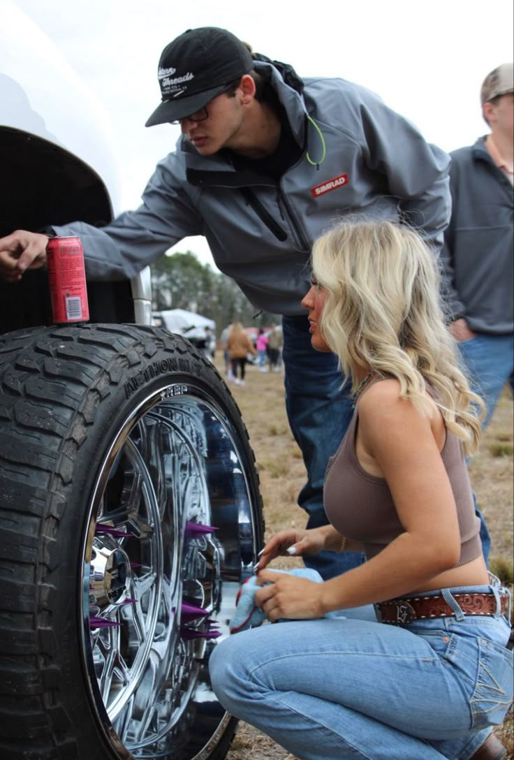 Truck Meet Outfits, Pictures With Boyfriends Truck, Cute Couple Pics With Truck, Leah Fish Truck, Leah Fish, County Couple Goals, Leah Fish Hair Feathers, Lazy Cute Outfits, Country Western Outfits