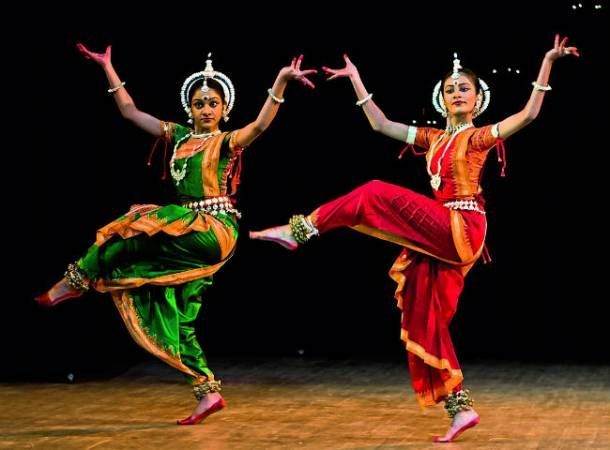 x Bharatanatyam Poses, Dance Of India, Art Performance, House Guests, Indian Colours, Indian Classical Dance, India Images, Theater Performance, Classical Dance